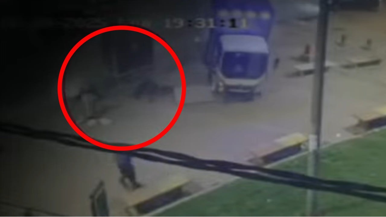 El furgón terminó estrellándose contra una silla metálica en vía pública.