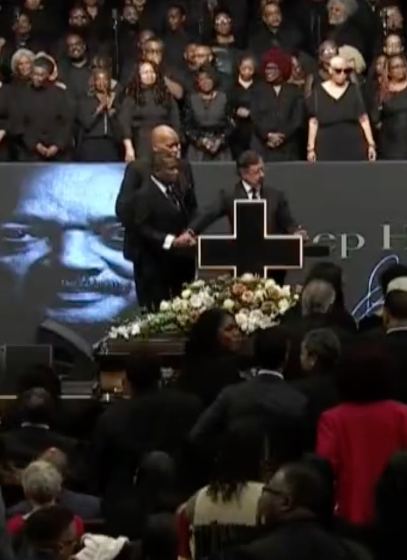 Gustavo Petro durante su discurso, tomó la mano de la persona que le pedía terminar su intervención