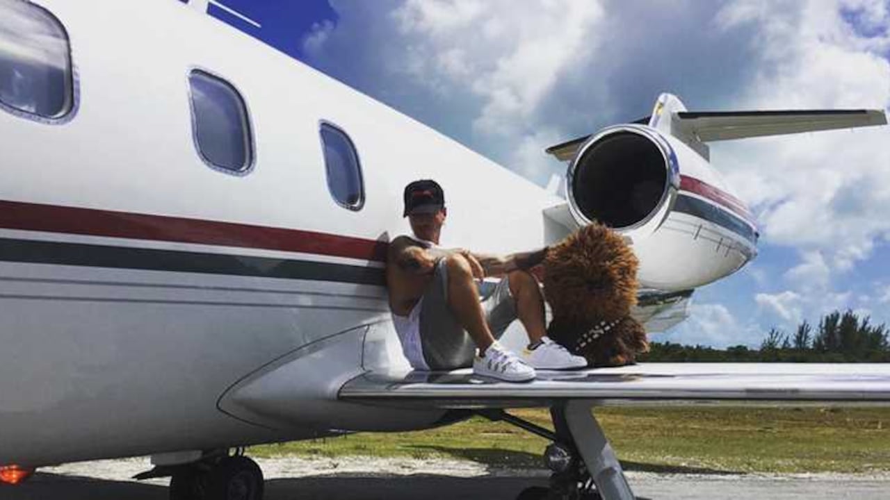 Poco antes del incidente J Balvin colgó una foto sentado sobre una de las alas de su avión privado.