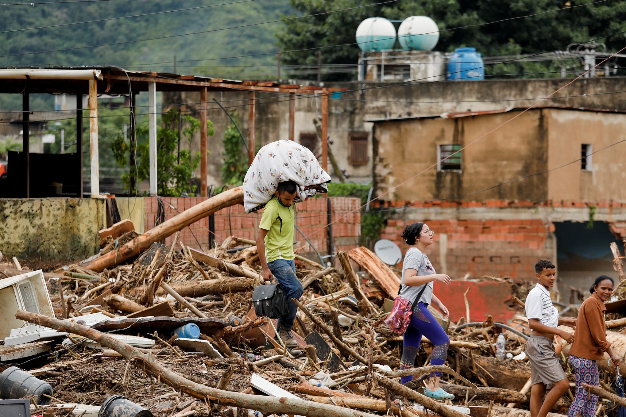 En imágenes : Rescatistas venezolanos buscan desaparecidos tras inundaciones mortales