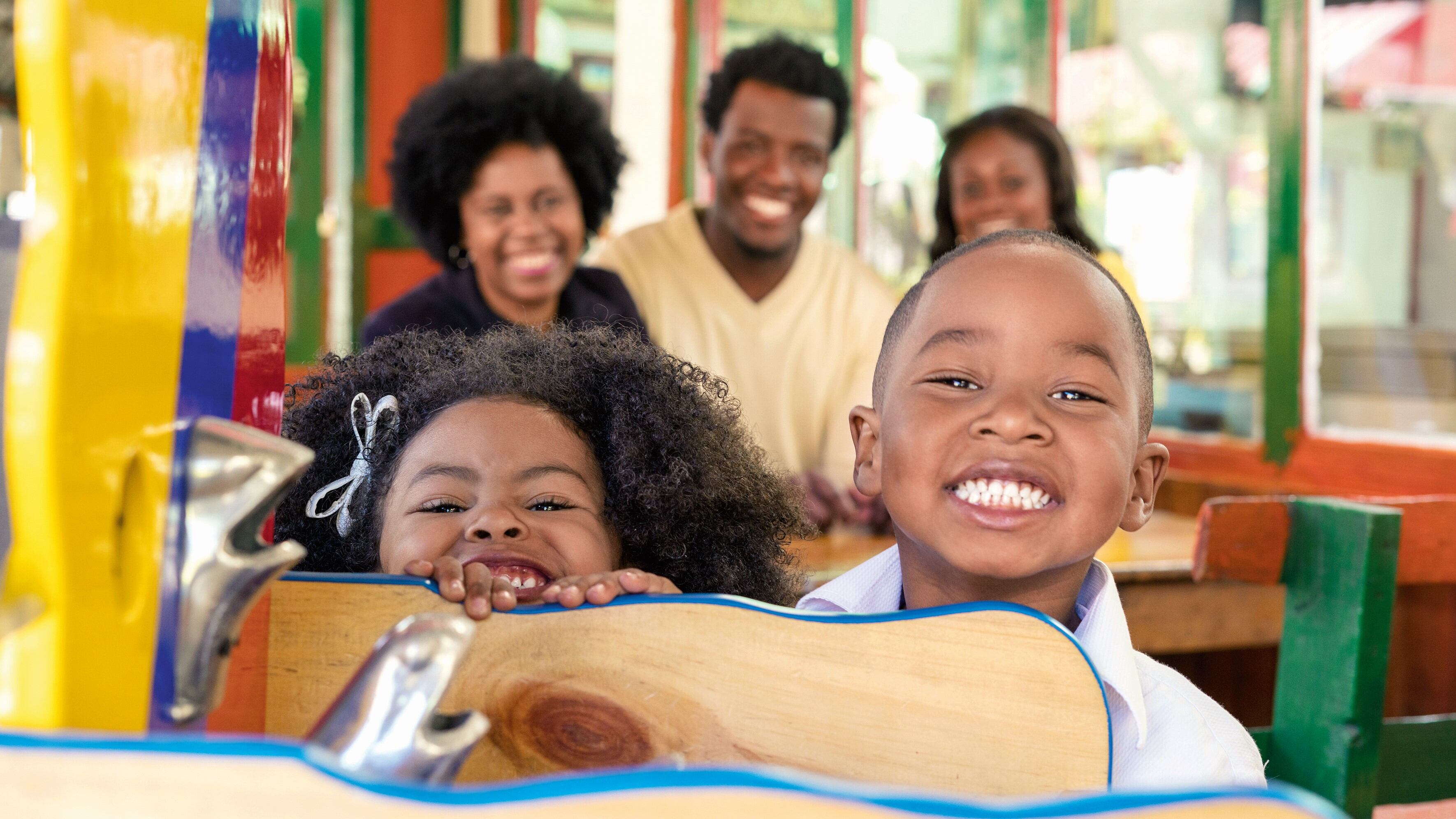 Sonreír facilita la comunicación, libera endorfinas, serotonina y otros analgésicos naturales que contribuyen a aumentar el bienestar y reducir los niveles de estrés.