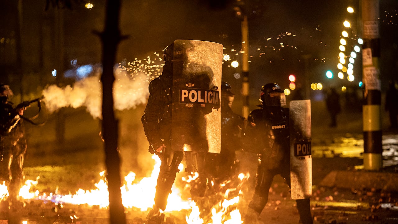 Portal Américas. Noche del día 24 de Paro Nacional en Colombia.
PORTAL RESISTENCIA
BOGOTÁ
PRIMERA LINEA ESMAD
FOTO: ESTEBAN VEGA LA-ROTTA
21 DE MAYO DE 2021
REVISTA SEMANA