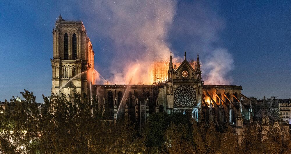 En 2019, el mundo miró incrédulo mientras ardía la catedral de Notre Dame. Y si bien muchas soluciones se plantearon para reconstruirla, las más antiguas parecen ganar el pulso. 