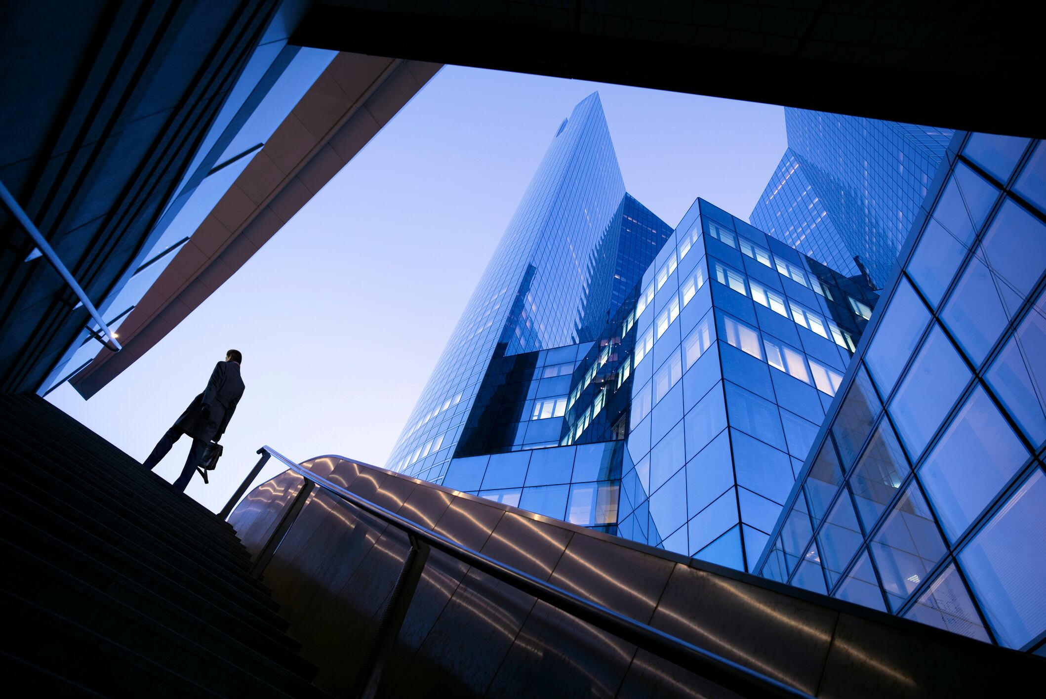 Empresario encima de las escaleras en el moderno distrito de negocios