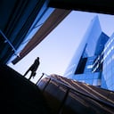 Empresario encima de las escaleras en el moderno distrito de negocios