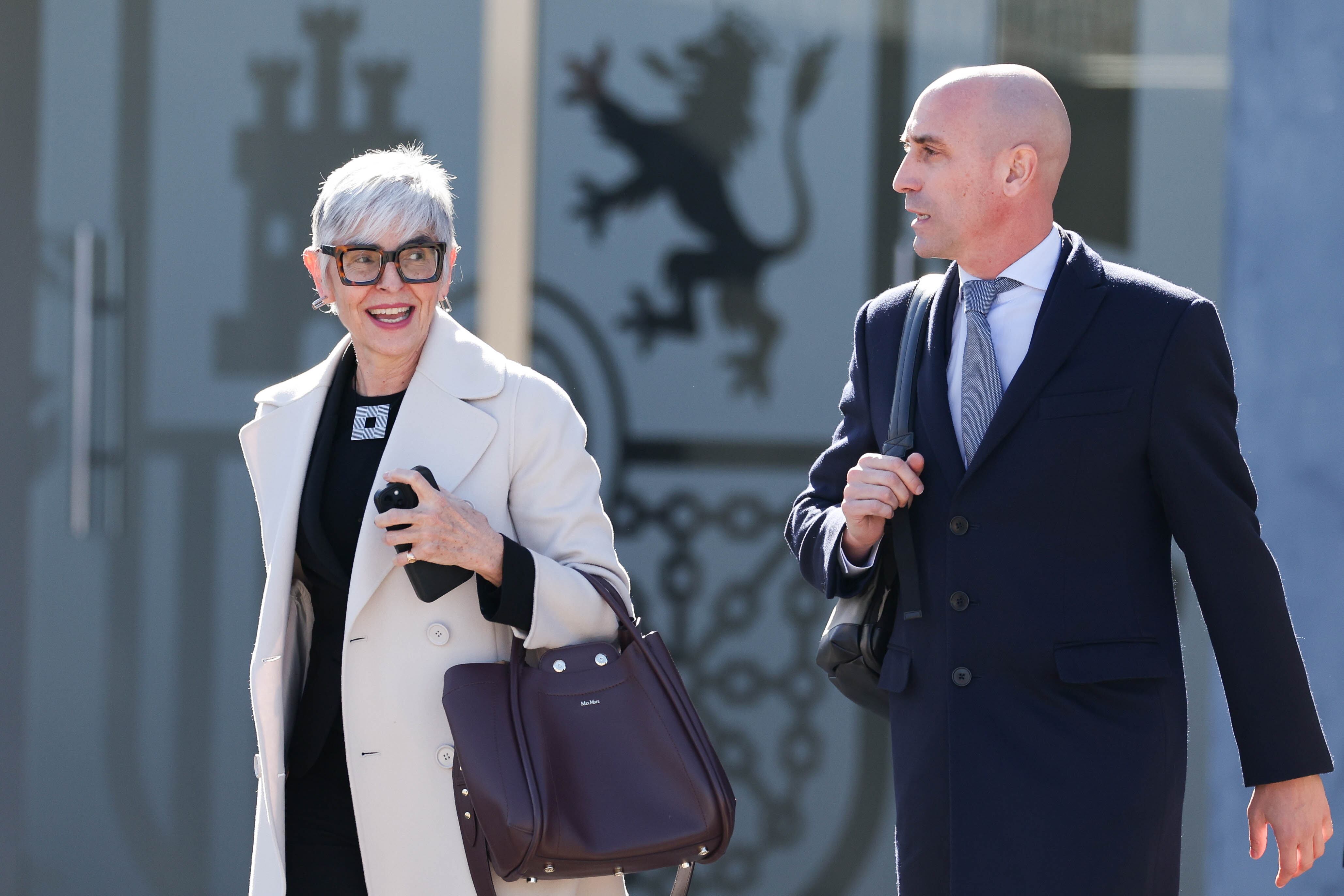 Luis Rubiales junto a su abogada, Olga Tubau.