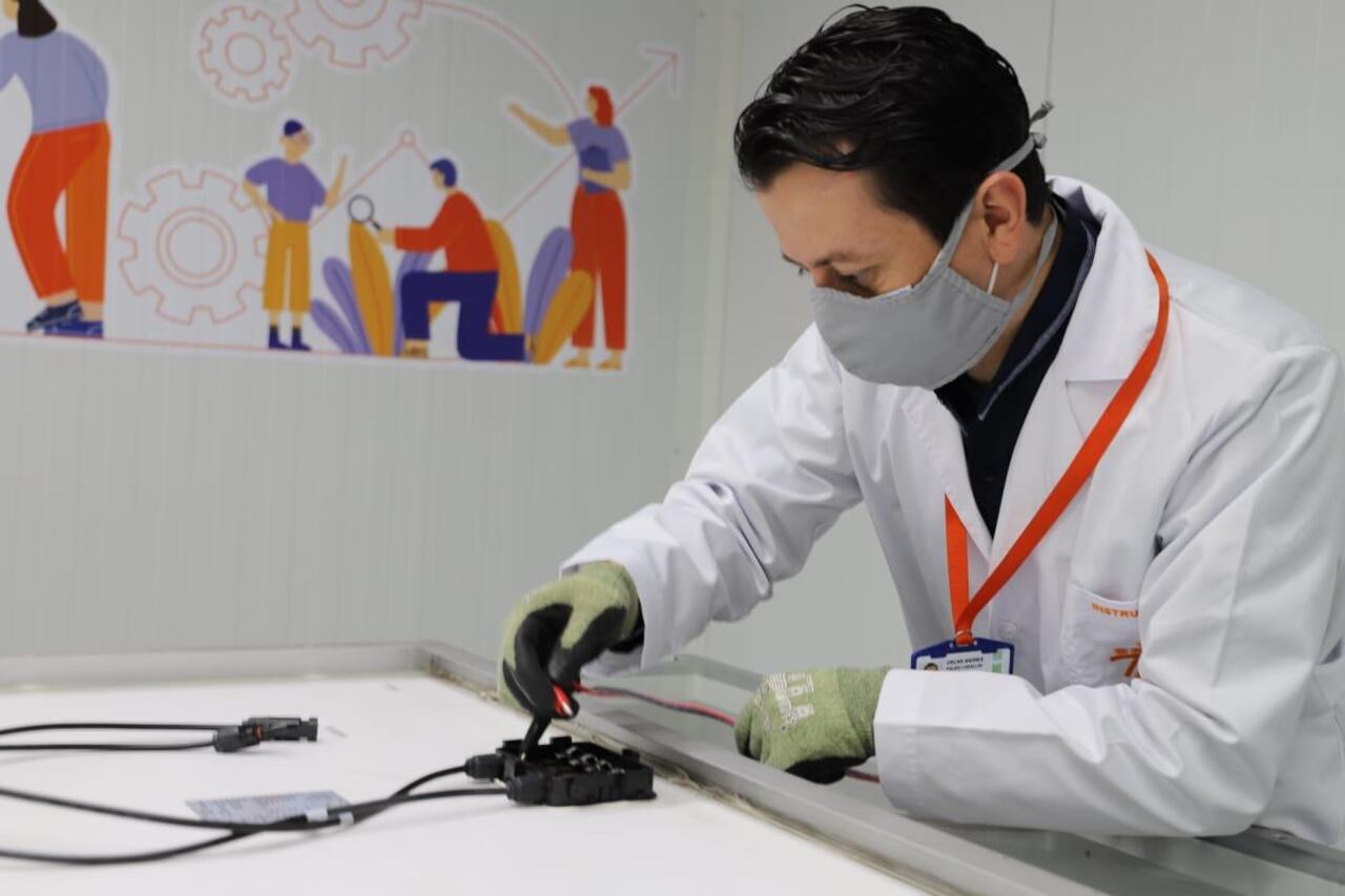 SENA pone en funcionamiento moderno laboratorio de ensayos de paneles solares