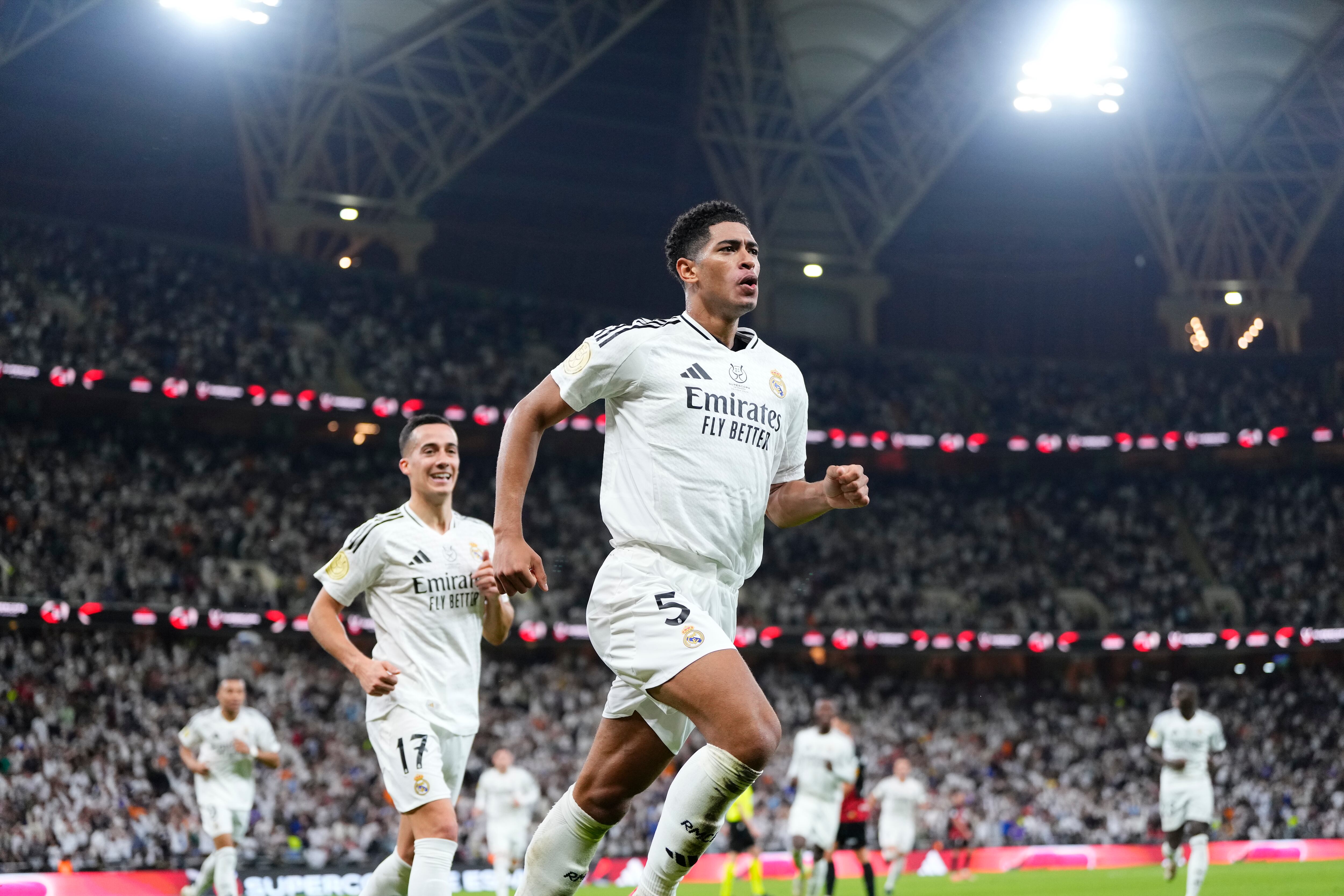 Jude Bellingham centrocampista del Real Madrid y de Inglaterra celebra después de marcar el primer gol de su equipo durante el partido de semifinales de la Supercopa de España entre el Real Madrid y el RCD Mallorca en el King Abdullah Sports City el 9 de enero de 2025 en Jeddah, Arabia Saudí.