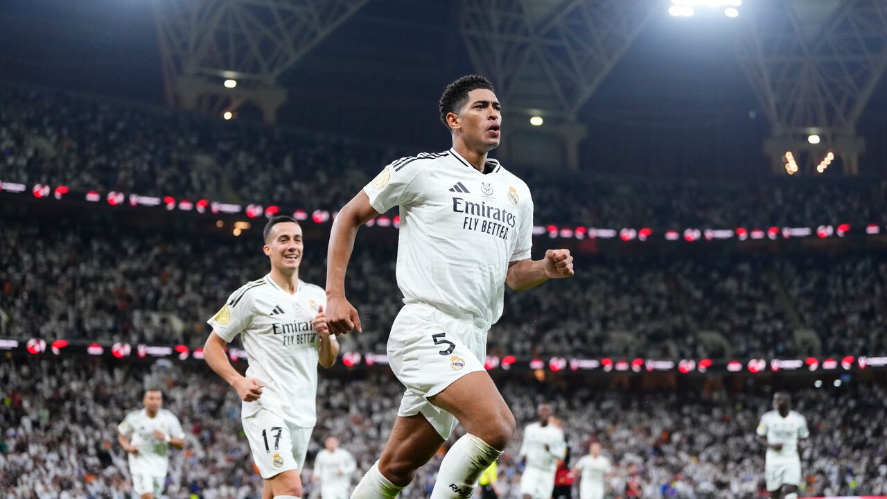 Jude Bellingham centrocampista del Real Madrid y de Inglaterra celebra después de marcar el primer gol de su equipo durante el partido de semifinales de la Supercopa de España entre el Real Madrid y el RCD Mallorca en el King Abdullah Sports City el 9 de enero de 2025 en Jeddah, Arabia Saudí.