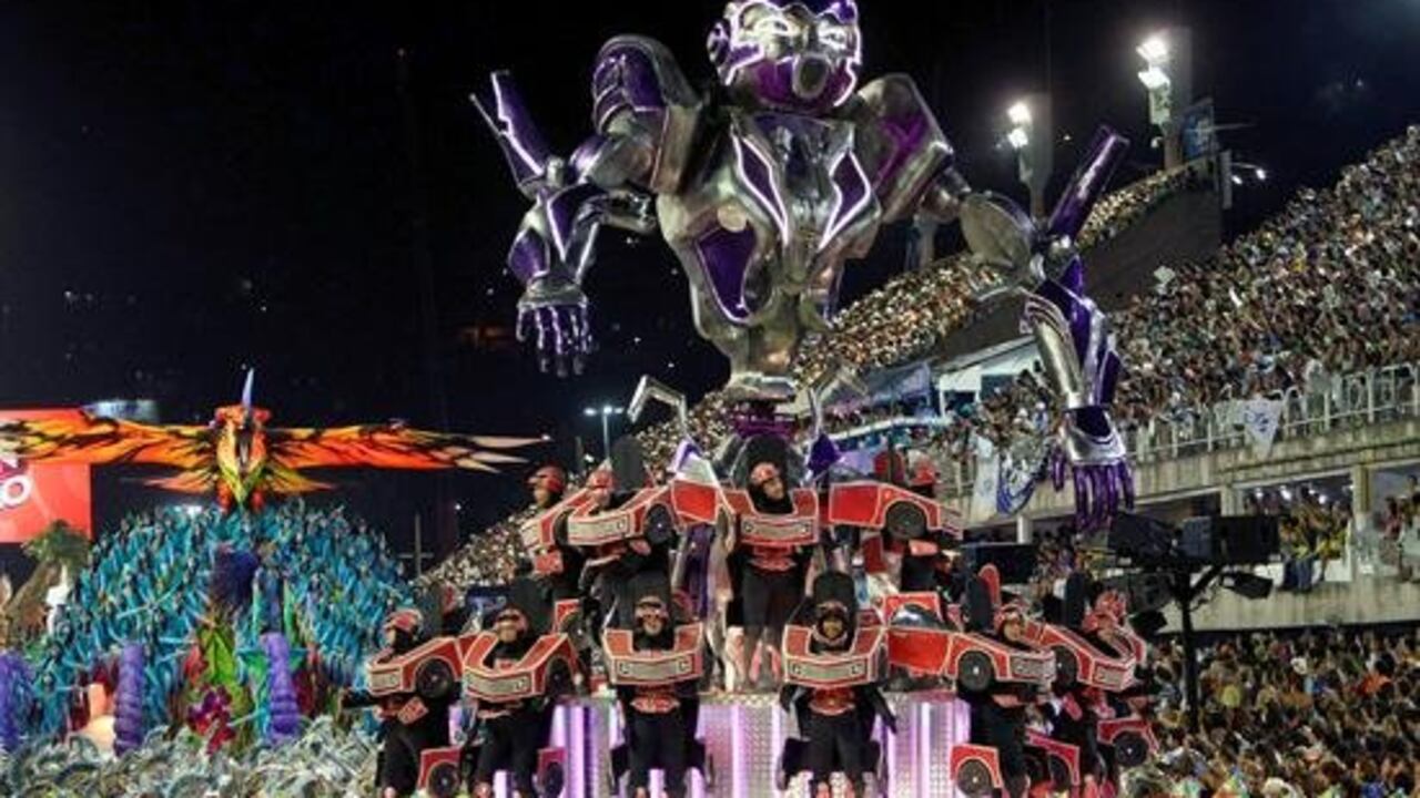 Las escuelas de samba de élite de la ciudad, que suelen pasar todo el año preparando sus elaborados desfiles, habían dicho en julio que sería difícil organizar el evento para febrero de 2021 si aún no había certeza sobre una vacuna para el nuevo coronavirus a fines de septiembre.