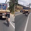 Tom Dumoulin detrás de un vehículo de carga en las afueras de Medellín