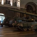 Tanques rusos en las calles de Moscú, demostrando el arsenal bélico con el que cuenta esa nación.