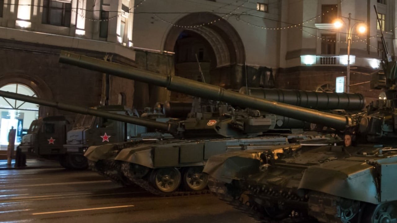 Tanques rusos en las calles de Moscú, demostrando el arsenal bélico con el que cuenta esa nación.