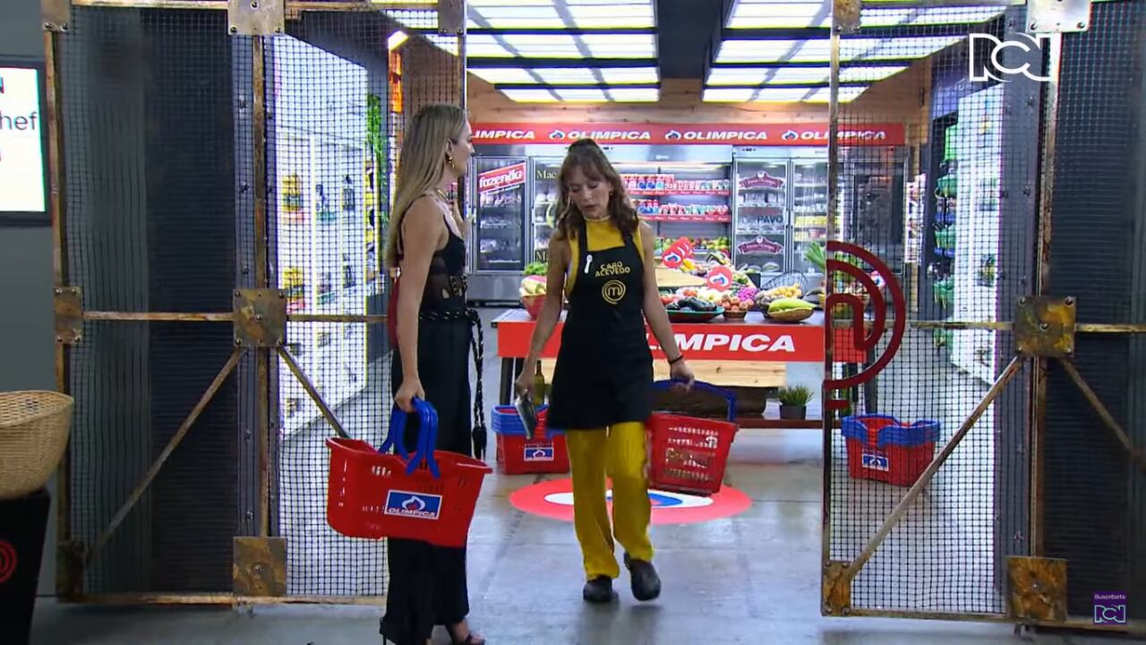 Carolina Acevedo rompe en llanto tras haberse quedado más tiempo en la despensa.