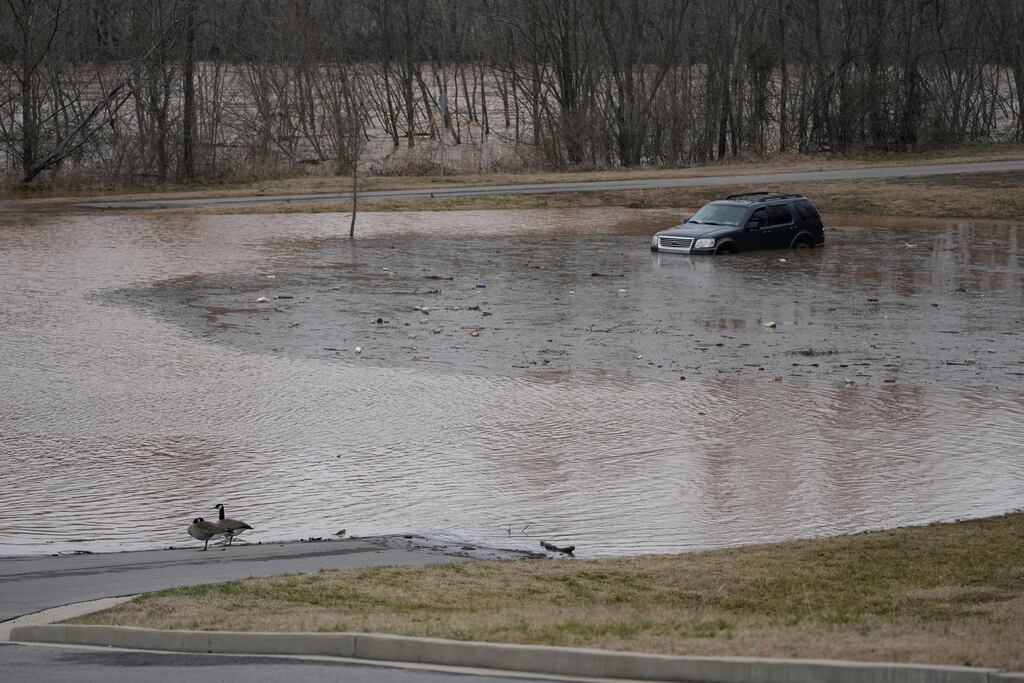 Un vehículo queda varado en una inundación cerca de Red River, el domingo 16 de febrero de 2025, en Clarksville, Tennessee. (AP Foto/George Walker IV)