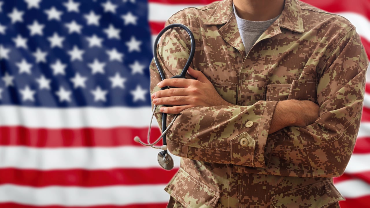 Requisitos y pasos para obtener la naturalización por servicio militar en EE.UU.