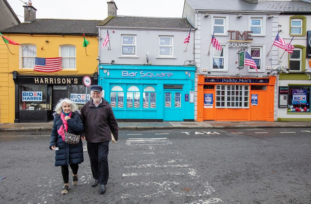 La calle principal de Ballina se llenó el domingo de los colores de la bandera de Estados Unidos y en ella abundaban las referencias al triunfo de Biden.