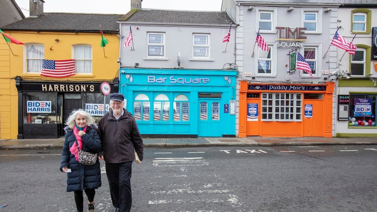 La calle principal de Ballina se llenó el domingo de los colores de la bandera de Estados Unidos y en ella abundaban las referencias al triunfo de Biden.