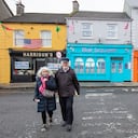 La calle principal de Ballina se llenó el domingo de los colores de la bandera de Estados Unidos y en ella abundaban las referencias al triunfo de Biden.