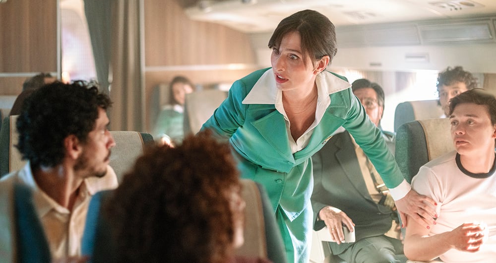 Mónica Lopera y Christian Tappan protagonizan la serie, y los acompañan experimentados colegas como Enrique Carriazo y Marcela Benjumea.