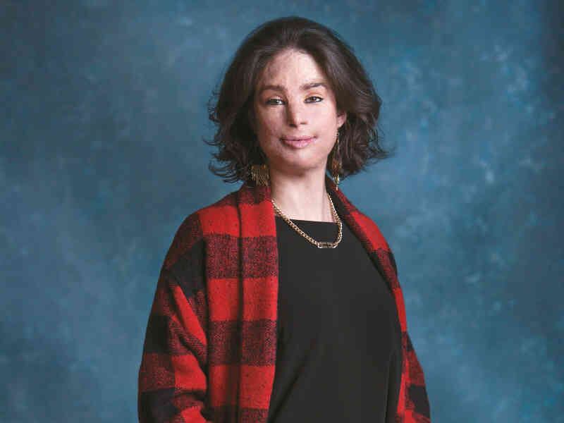 Natalia Ponce de León. En una sociedad a la que tanto le ha costado dejar el rencor, Natalia Ponce de León encarna una figura excepcional y un enorme ejemplo. Desde que el 27 de marzo de 2014 un vecino suyo le arrojó un litro de ácido, su vida se ha convertido en un testimonio de resiliencia, y las marcas en su rostro en una protesta permanente contra los violentos. Ponce de León no se sometió a la infamia del ataque. No se aisló en la soledad de un cuarto o detrás de una máscara. Esta bogotana de 35 años prefirió enfrentar el horror: reemplazó el miedo por el activismo, el liderazgo y el perdón y, así, logró superar su drama. Conocerla es advertir de inmediato su fuerza y su optimismo. Estos rasgos le han permitido agarrar la bandera de la lucha por los derechos de las víctimas de agresiones con sustancias químicas: un crimen por el cual Colombia sobresale en los más oscuros escalafones internacionales. Creó una fundación que lleva su nombre en la que asesora legalmente a otras víctimas. Promovió la Ley 1773 de 2016, que aumentó las penas a los responsables de estos ataques. Y se ha convertido en una vocera del trato digno y justo ante el sistema de salud, la Policía y el aparato judicial. Todo esto, a pesar de que ha debido someterse a más de 50 cirugías. Los tratamientos, físicos y psicológicos, la acompañan hasta hoy. Pero, sin aparente cansancio, Ponce de León sigue al frente de su causa. En julio, la cadena británica BBC le otorgó en Londres su tradicional premio Outlook Inspirations por su “rol inspirador” y su “coraje”. “Necesito salir y ayudar a mucha gente”, dijo recientemente en una entrevista. “Siento que muchos necesitan ayuda y voy a dedicarles mi vida”.