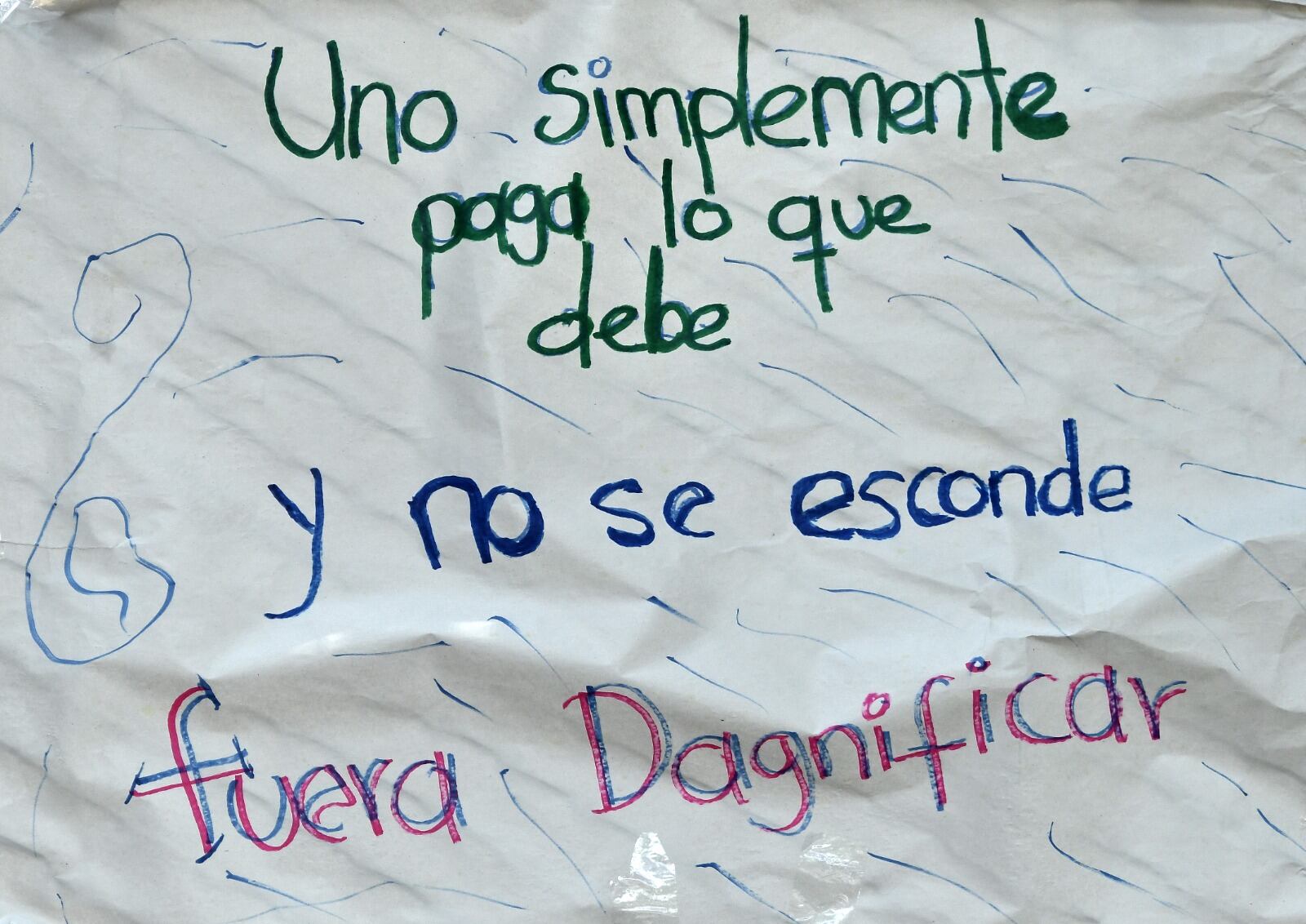 Un grupo de madres comunitarias protesta a las afueras de la sede de Bienestar Familiar este lunes, 11 de septiembre.
