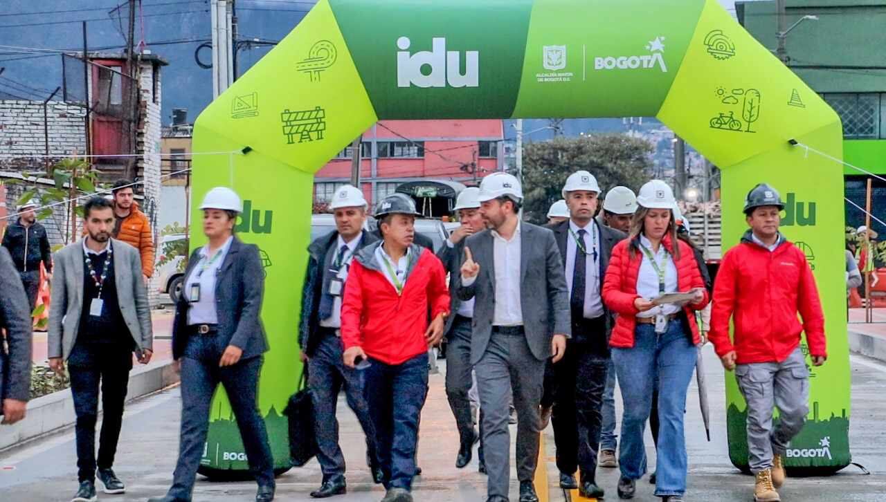 El director del IDU, Orlando Molano y el alcalde Carlos Fernando Galán, visitando y entregando las obras