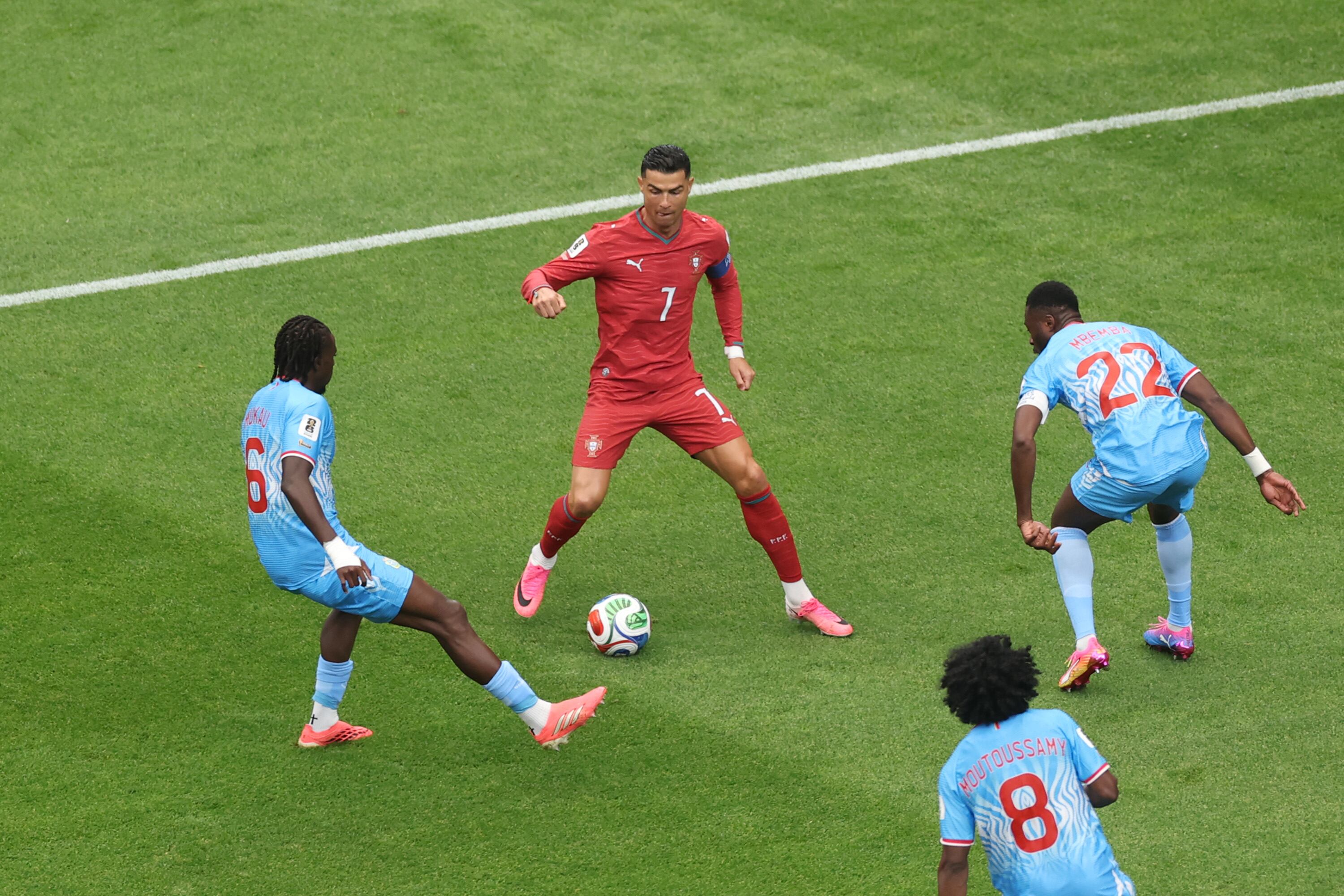 Cristiano Ronaldo contra tres rivales congoleses.