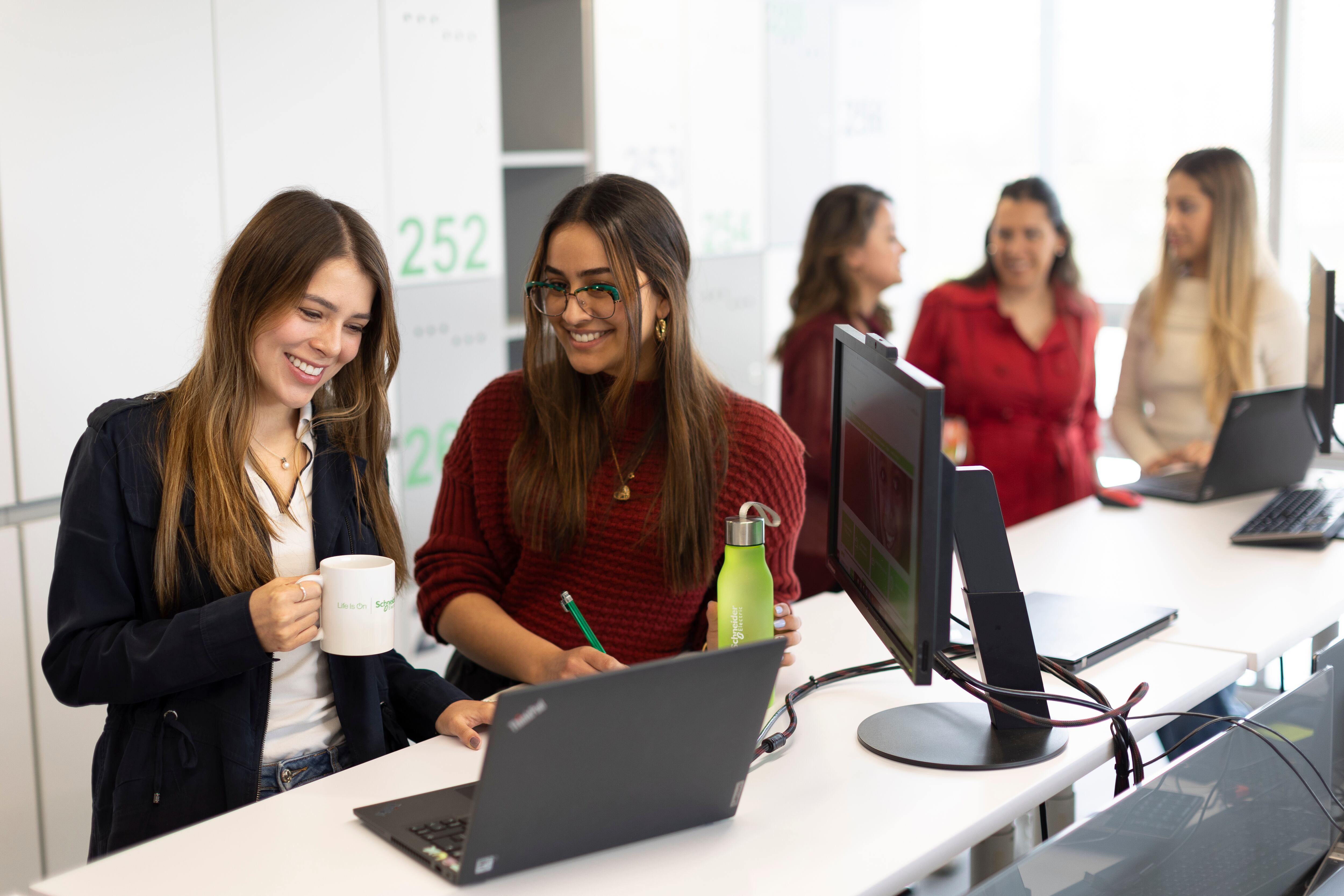 A nivel global, la compañía busca reducir la brecha salarial a menos del 1 % para el 2025.