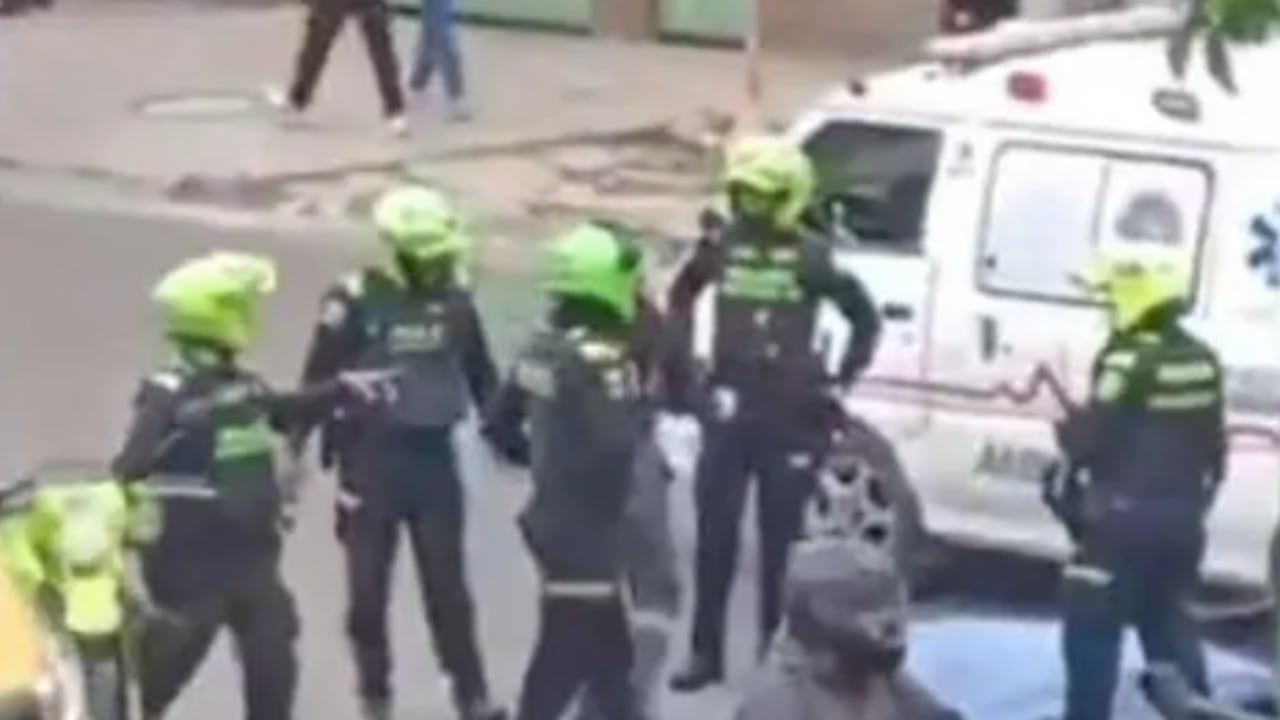 La policía al lado de uno de los cuerpos.