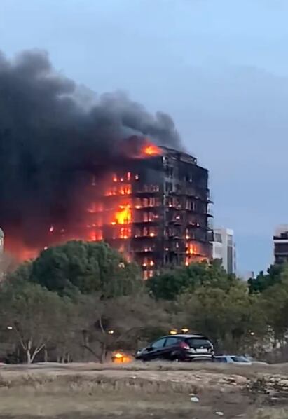 Dos personas fueron rescatadas de uno de los balcones.