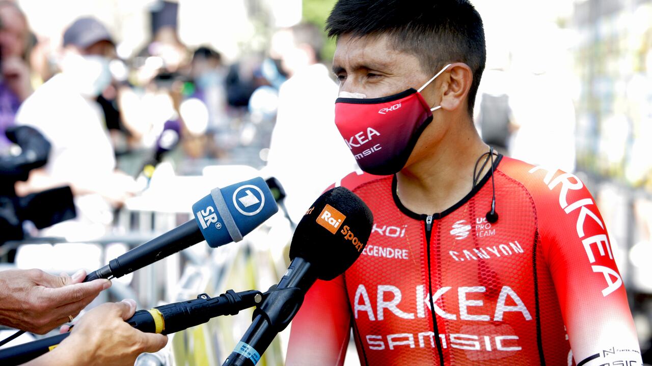 Nairo Quintana en la salida de Céret atiende a los médios de comunicación