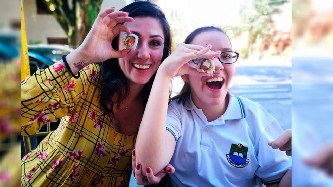 Valeria y su mamá, Viviana, mientras degustan sushi.