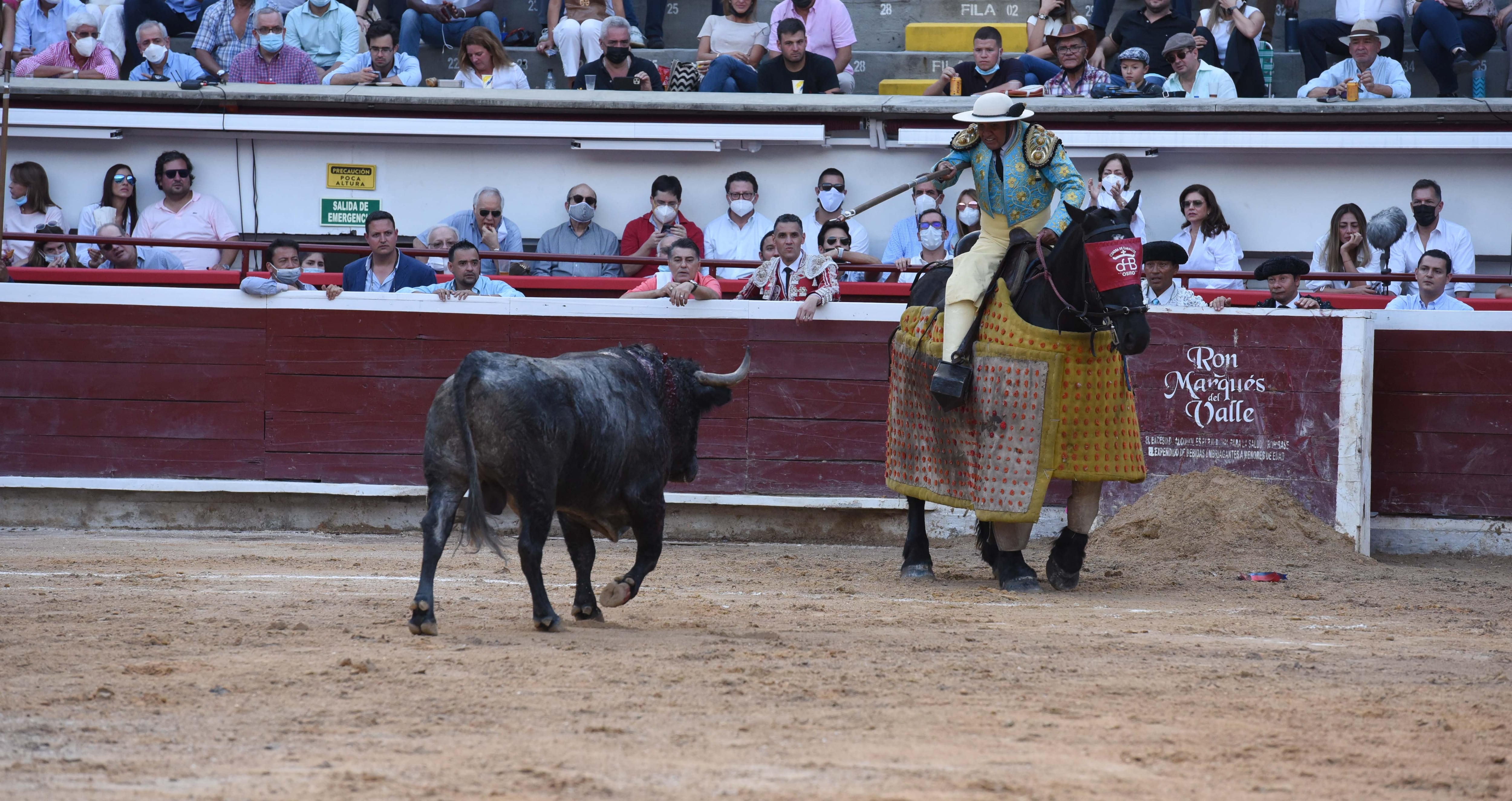 Toro de Victorino Martín se arranca de largo al picador Cayetano Romero. Cali, 30 de diciembre de 2021.