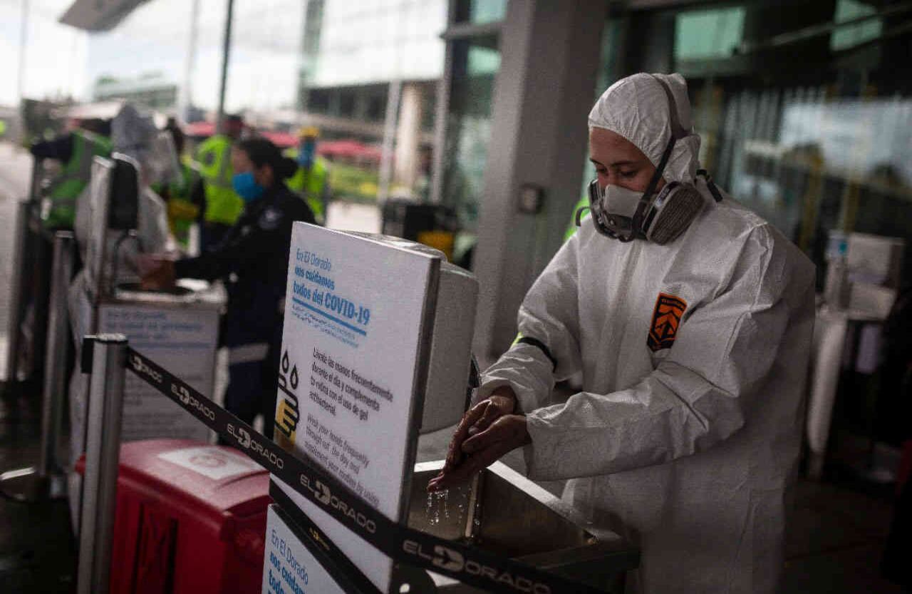 En plena pandemia del coronavirus, el Aeropuerto El Dorado opera bajo algunas restricciones luego de que el 23 de marzo se suspendieran los vuelos internacionales hasta el final de la emergencia sanitaria. Foto: Esteban Vega/SEMANA