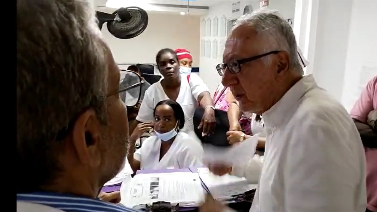 Carlos Ariel Rodríguez y Guillermo Alfonso Jaramillo en el Hospital Departamental San Francisco de Asís, de Chocó.