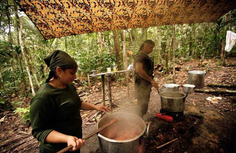 Marta (33 años) y Leonardo (37 años) son los rancheros este día. Al borde del mediodía todavía sudan la gota tratando de ablandar los fríjoles del almuerzo. Ella reconoce que le dolerá abandonar el arma. Es que cuando dejen los fusiles, se irá a donde sus comandantes le ordenen.
