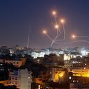 Cientos de cohetes fueron lanzados desde la Franja de Gaza hacia Israel, tras ataques israelíes que han causado más de 20 muertos desde el martes en este enclave palestino, en el peor repunte de violencia en meses. (Photo by MOHAMMED ABED / AFP)