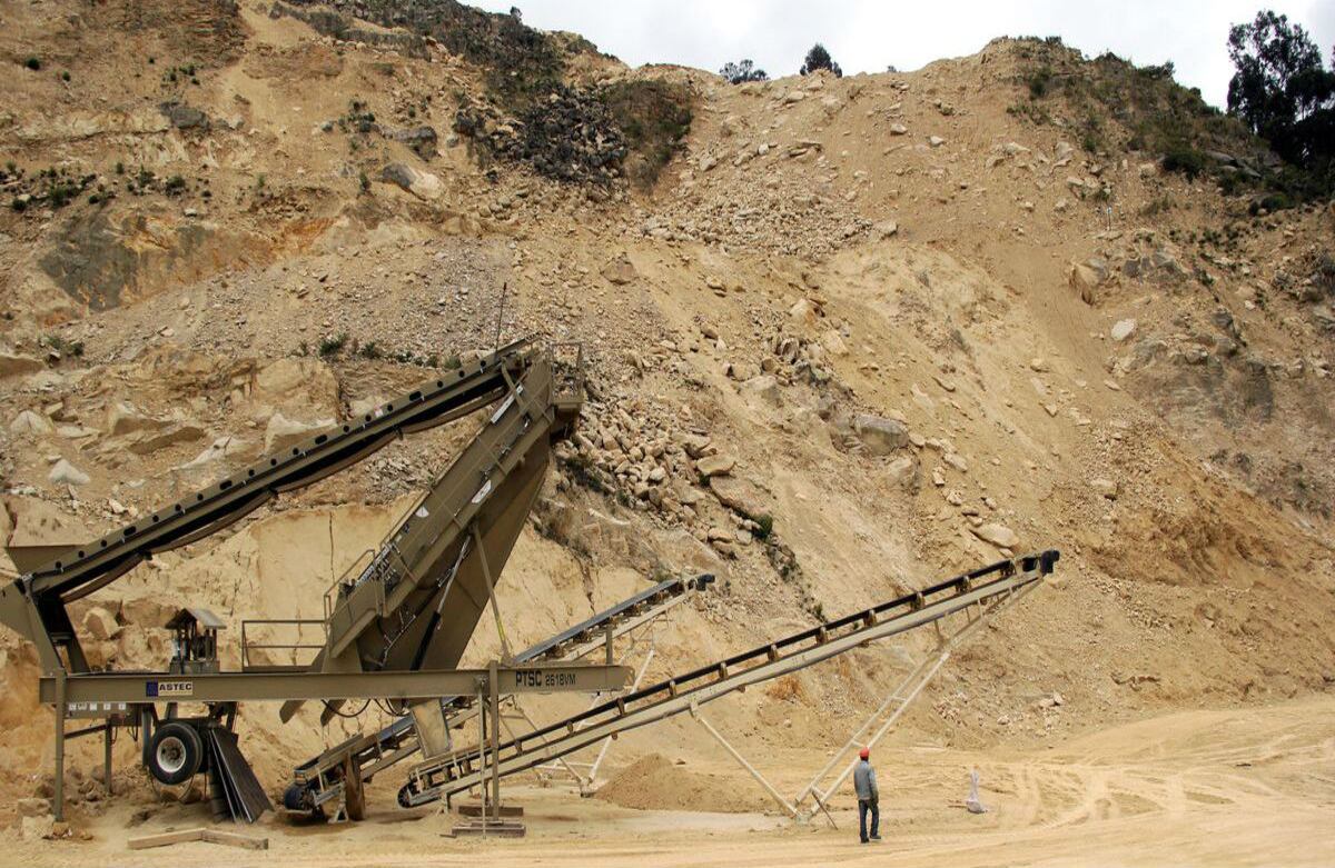 La Corporación Inmobiliaria El Cedro asegura que ejecuta un Plan de Manejo Recuperación y Restauración Ambiental en la Cantera El Cedro - San Carlos. Sin embargo, el estado de la montaña dice todo lo contrario. 