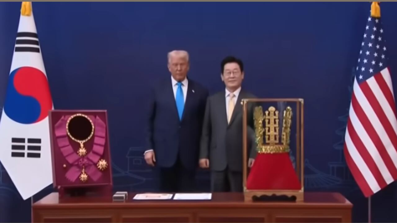 Corea del Sur condecoró a Donald Trump con la Gran Orden de Mugunghwa.