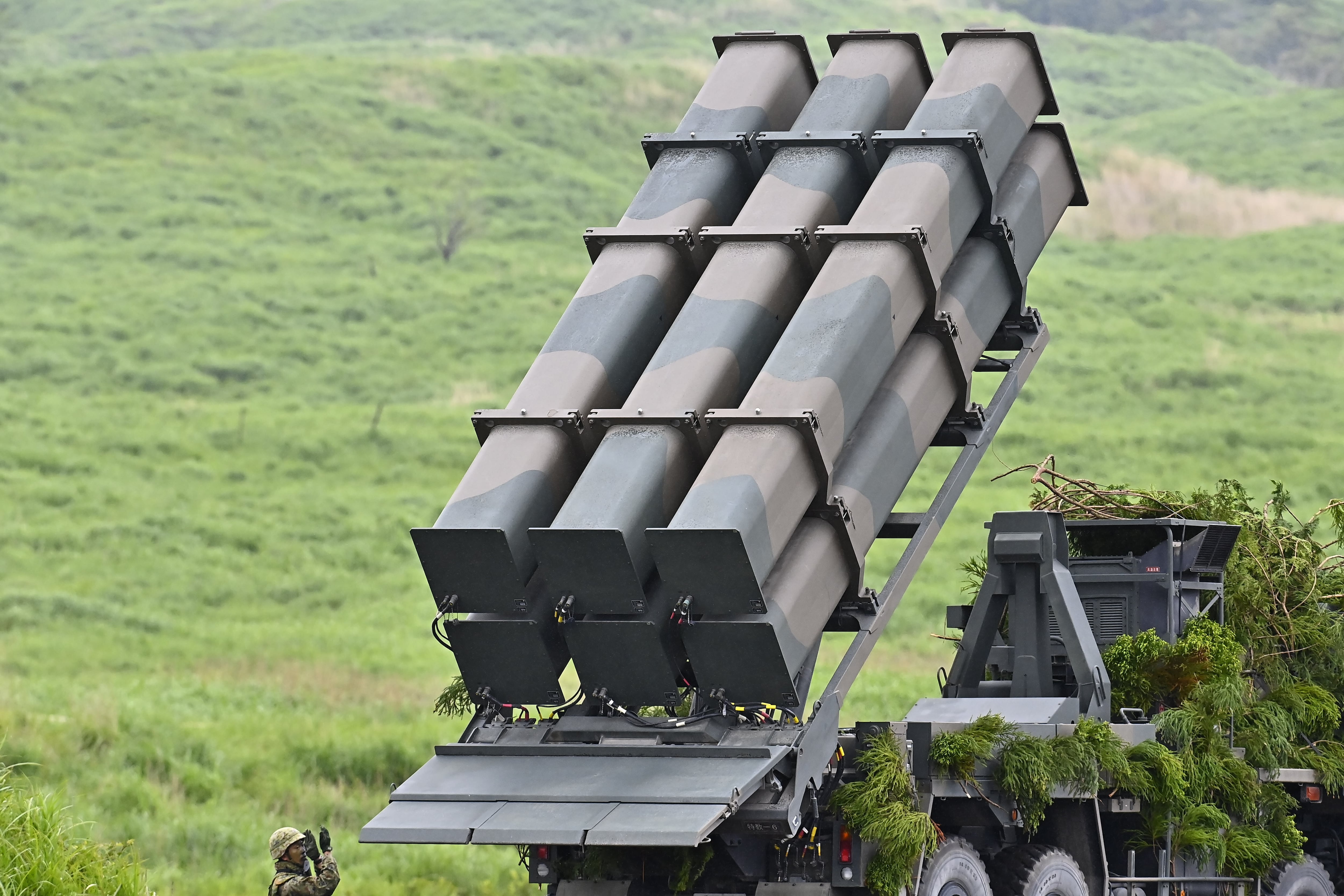 Personal de la Fuerza Terrestre de Autodefensa de Japón participa en el Ejercicio de Potencia de Fuego Fuji, en la zona de entrenamiento de Fuji Oriental, en Gotemba (prefectura de Shizuoka, Japón), el 7 de junio de 2026