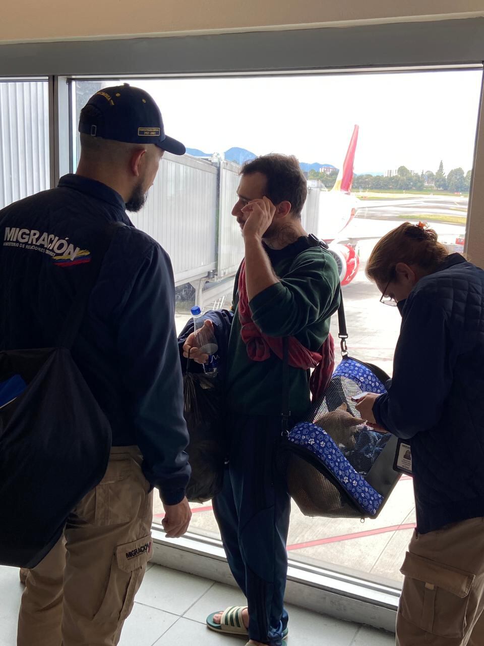 Expulsan del país al canadiense que golpeó brutalmente al policía en el aeropuerto El Dorado