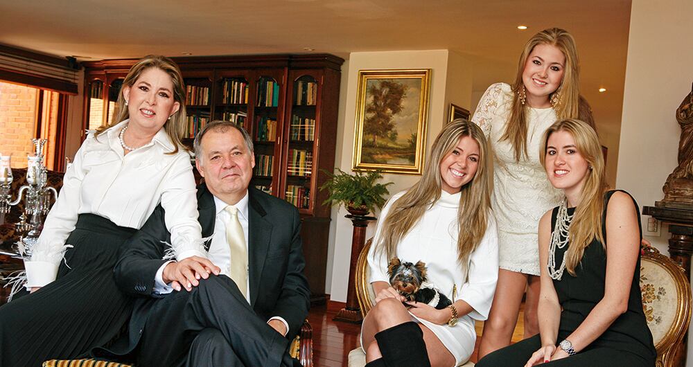 Beatriz y el exprocurador Alejandro Ordóñez se casaron en 1983. En la foto, posan al lado de sus tres hijas, María Alejandra, Natalia y Ángela María.