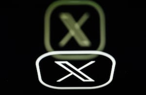 Esta fotografía muestra el logotipo de la plataforma estadounidense de redes sociales X, anteriormente conocida como Twitter.