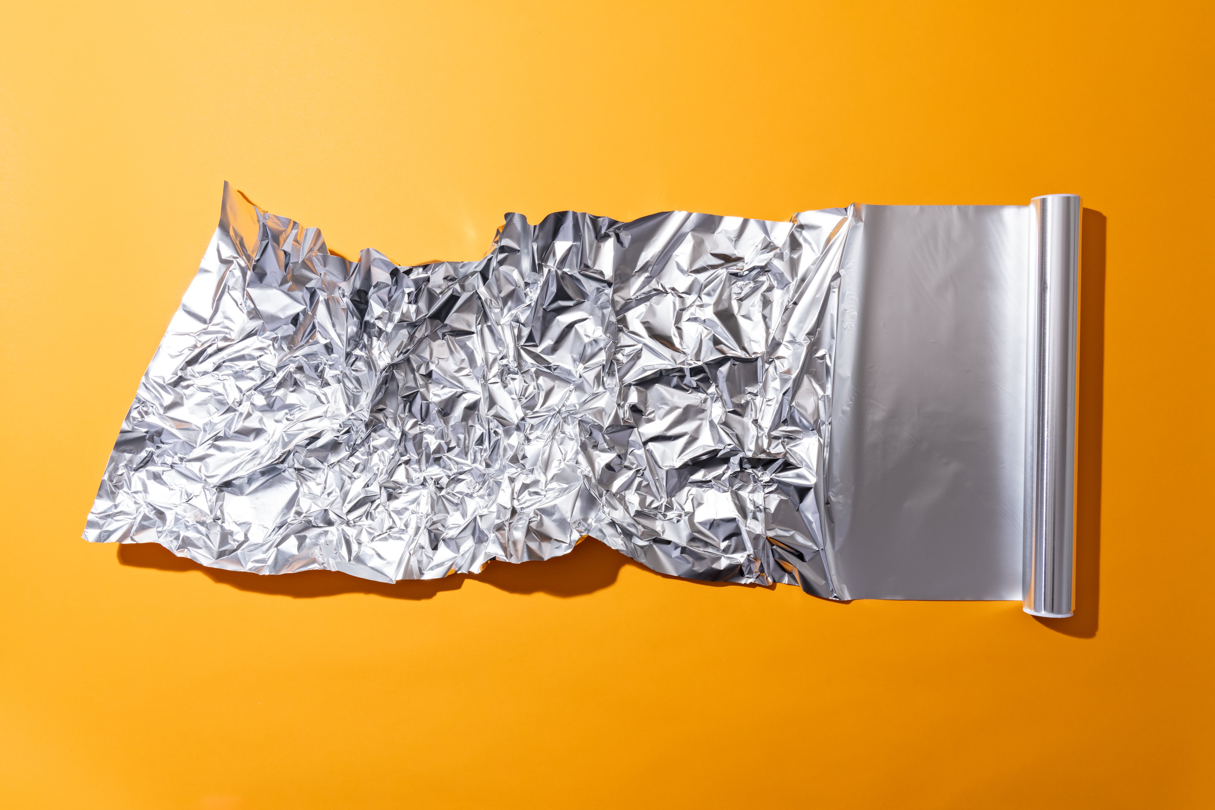 El papel aluminio actúa como una barrera que dificulta la captación de la señal emitida por la llave inteligente.