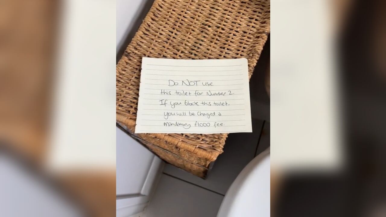 La mujer pidió no utilizar el inodoro.