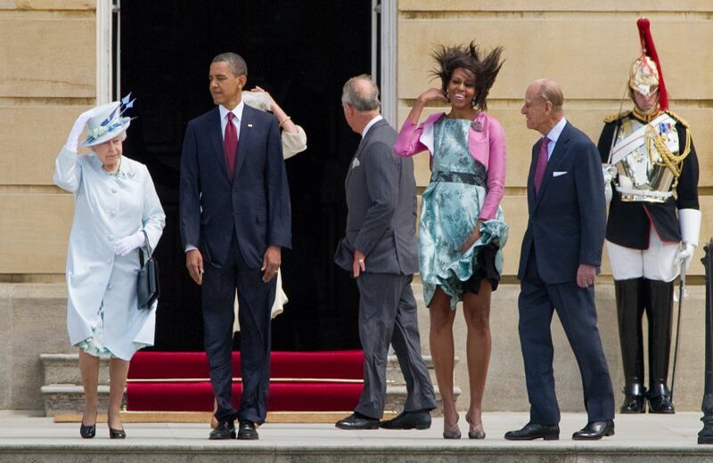 Lo que el viento se llevó

El pasado 24 de mayo, en plena visita oficial de Barack Obama y Michelle, su esposa, a la reina Isabel II de Inglaterra y al príncipe Felipe de Edimburgo, un ventarrón inesperado perturbó el estricto protocolo del Palacio de Buckingham, en Londres. 