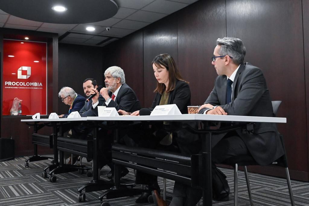 El ministro de Comercio, Industria y Turismo, German Umaña, en compañía de otros funcionarios de entidades adscritas a esa dependencia del Gobierno, realizó la presentación a medios de la Política de Reindustrialización de Colombia.