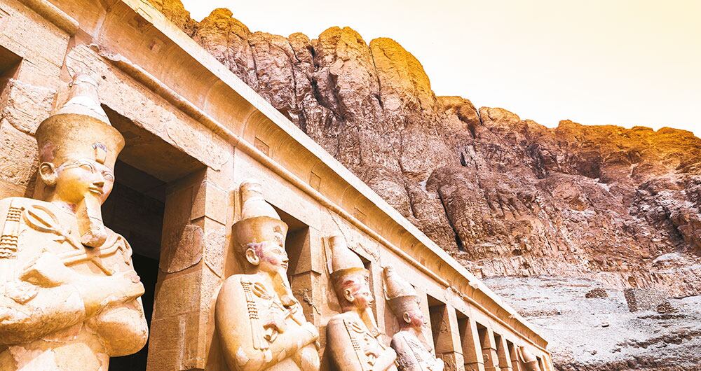 El templo funerario de Hatshepsut está parcialmente excavado en la montaña
