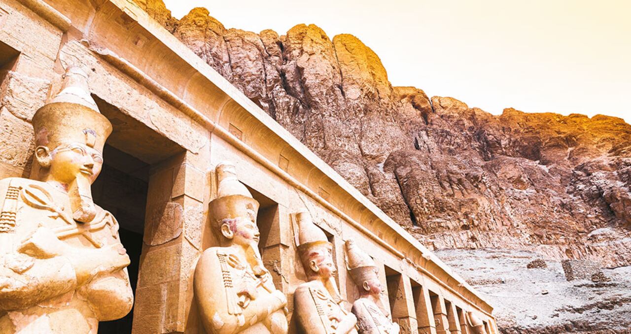 El templo funerario de Hatshepsut está parcialmente excavado en la montaña